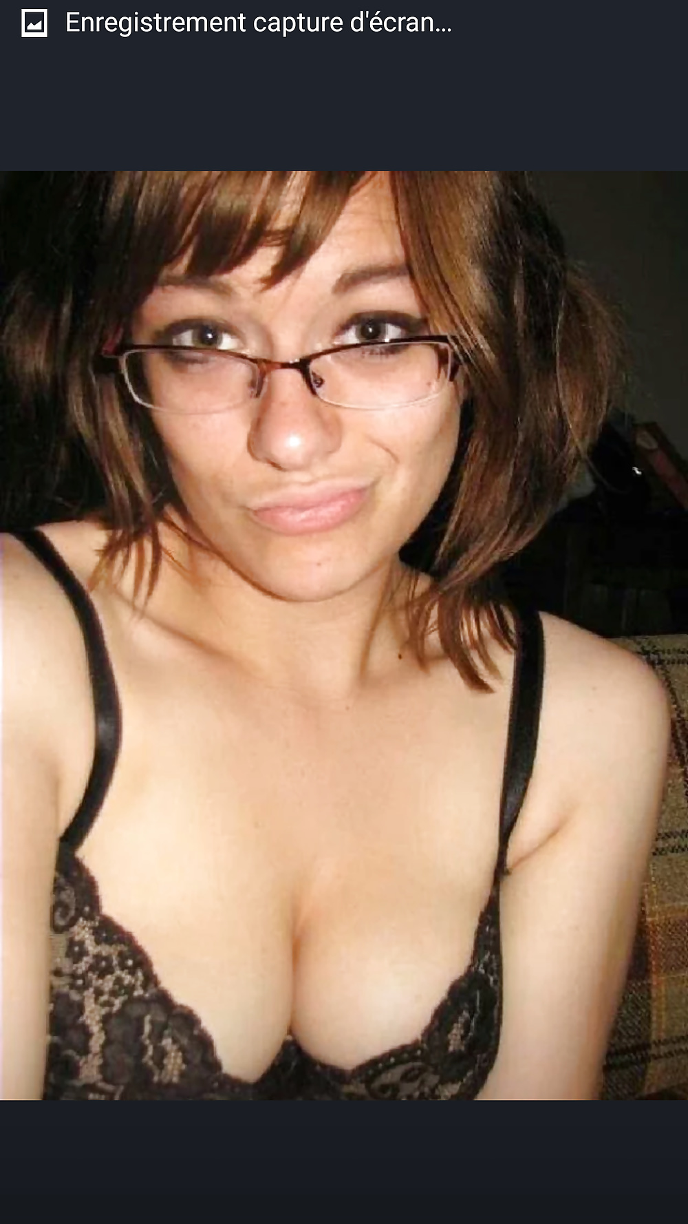 Belle fille sensuelle attend un amant sauvage pour baiser royalement